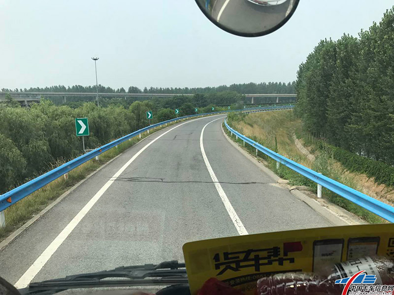 进入G36高速路段后，魏师傅询问了驾驶员目前比赛用时后，开始加速。